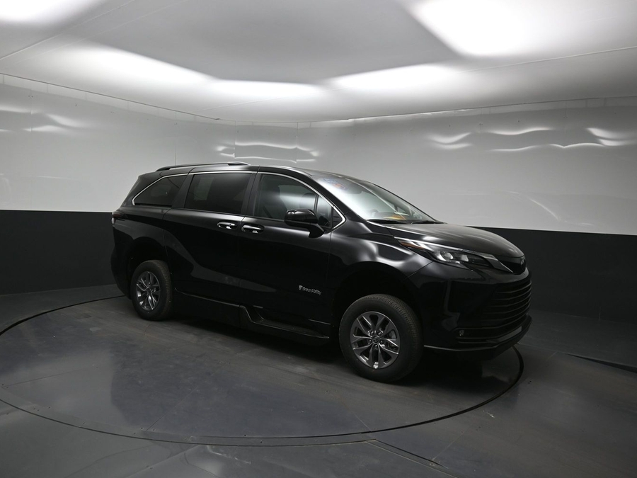 Black Toyota Sienna image number 15