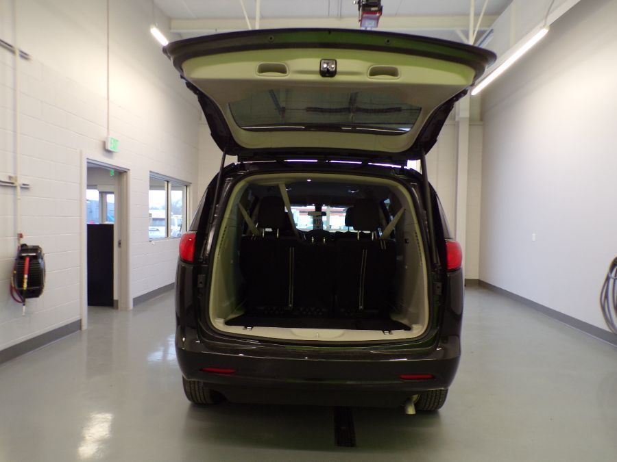 Black Chrysler Voyager image number 10