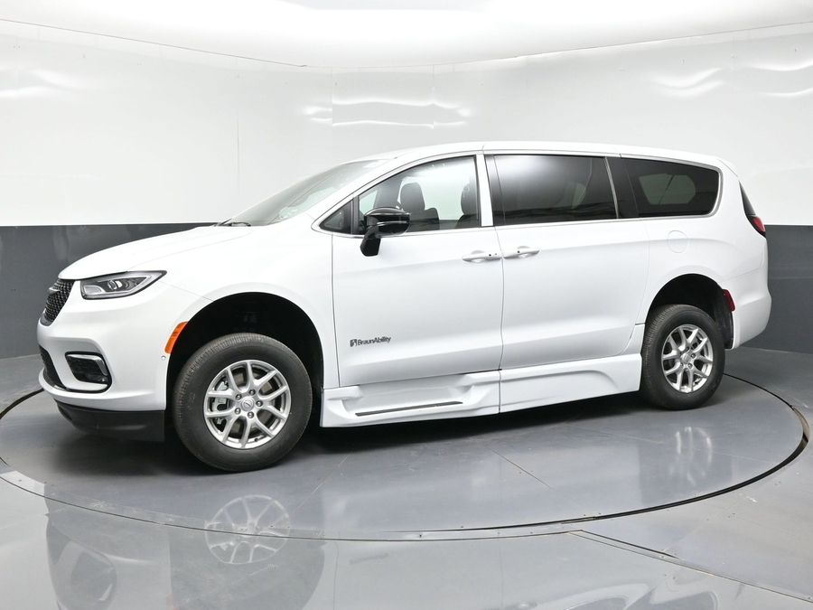 2026 Chrysler Pacifica Select's photo
