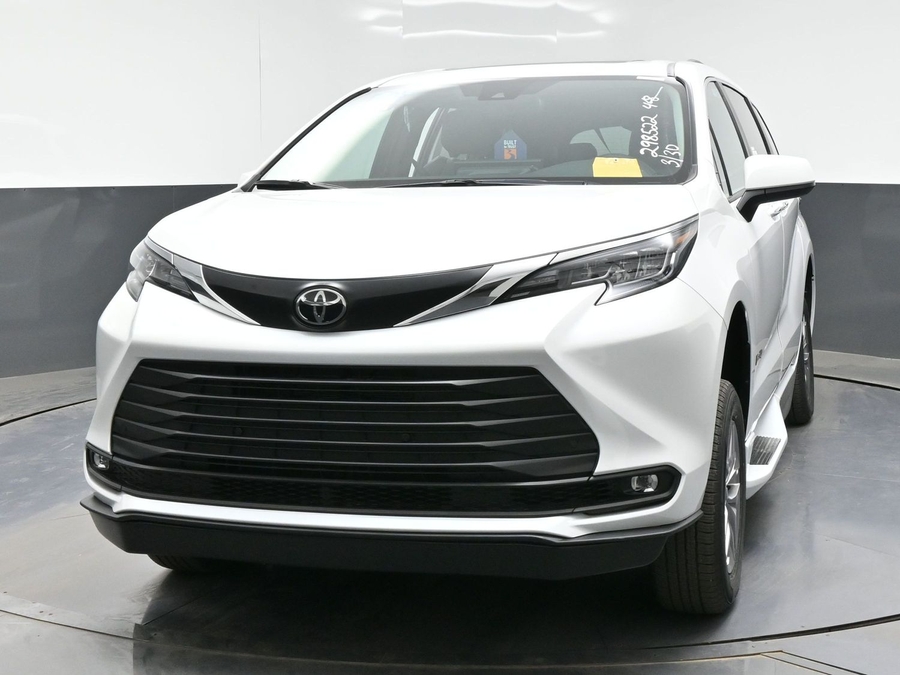 New 2026 Toyota Sienna Hybrid XLE Base - BraunAbility Side Entry Entry Fold Out Automatic Ramp