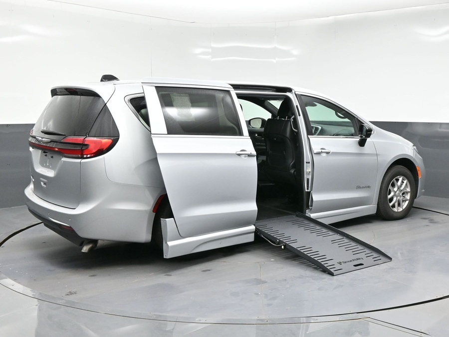 New 2026 Chrysler Pacifica Select - BraunAbility Side Entry Fold Out Automatic Ramp