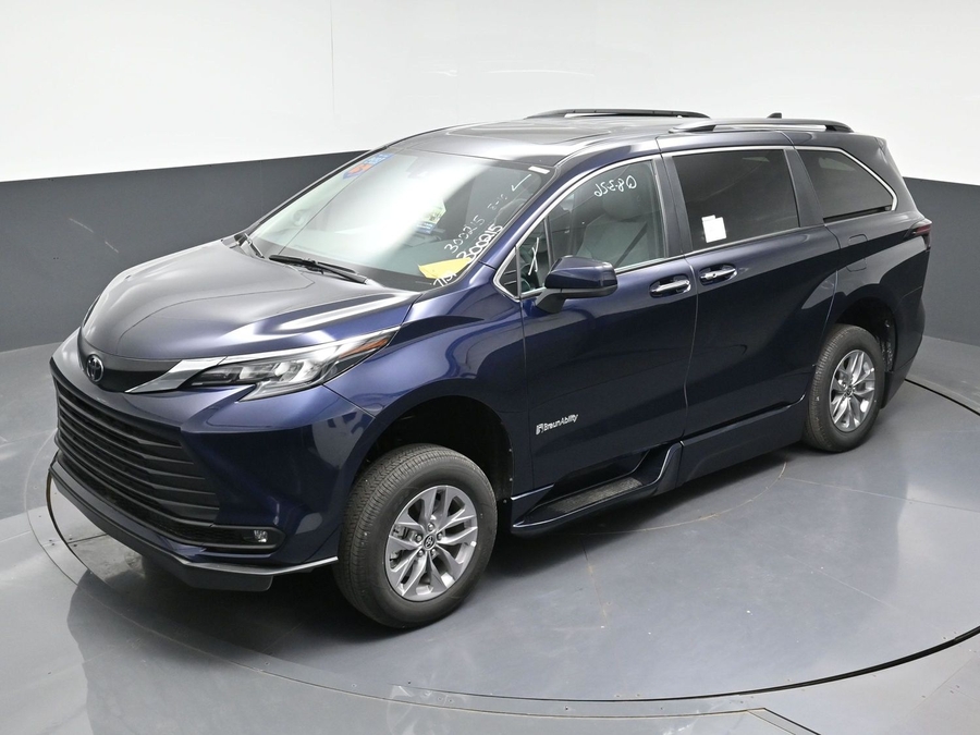 New 2026 Toyota Sienna Hybrid XLE Add - BraunAbility Side Entry Fold Out Automatic Ramp