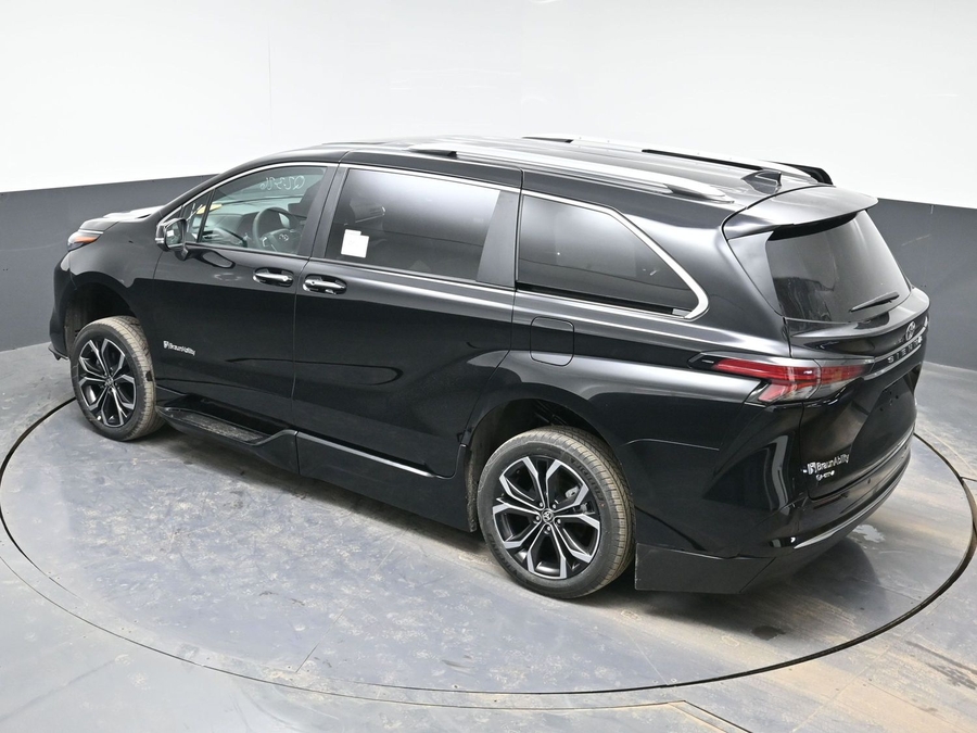 Black Toyota Sienna image number 24