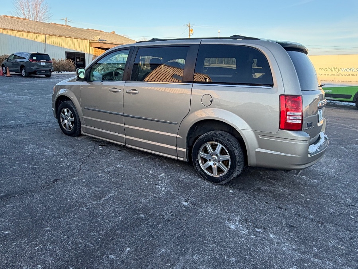 2009 CHRYSLER TOWN AND COUNTRY - Image 6