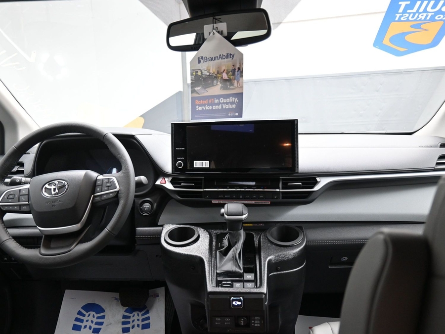 New 2026 Toyota Sienna Hybrid XLE Base - BraunAbility Side Entry In Floor Automatic Ramp