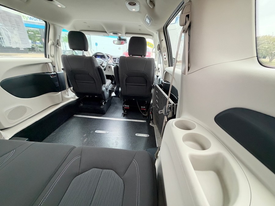 White Chrysler Voyager image number 49