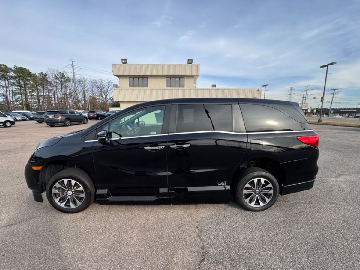 Black Honda Odyssey image number 3