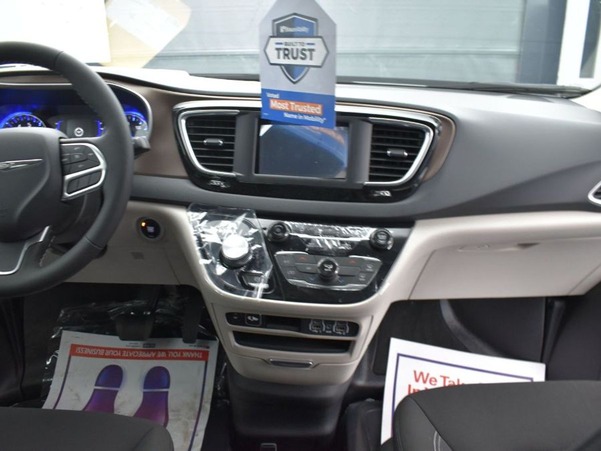 White Chrysler Voyager image number 4