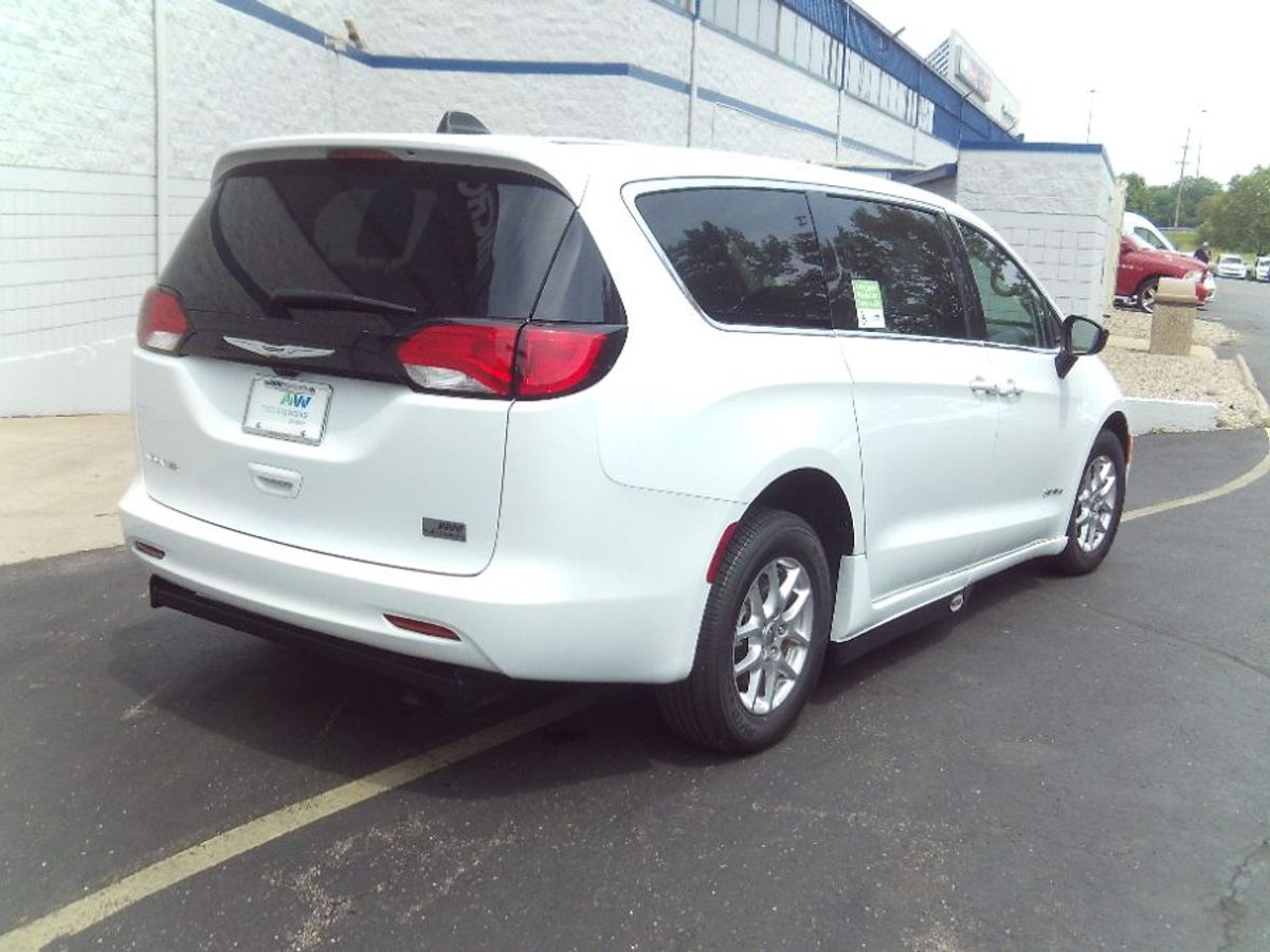 White Chrysler Voyager image number 14