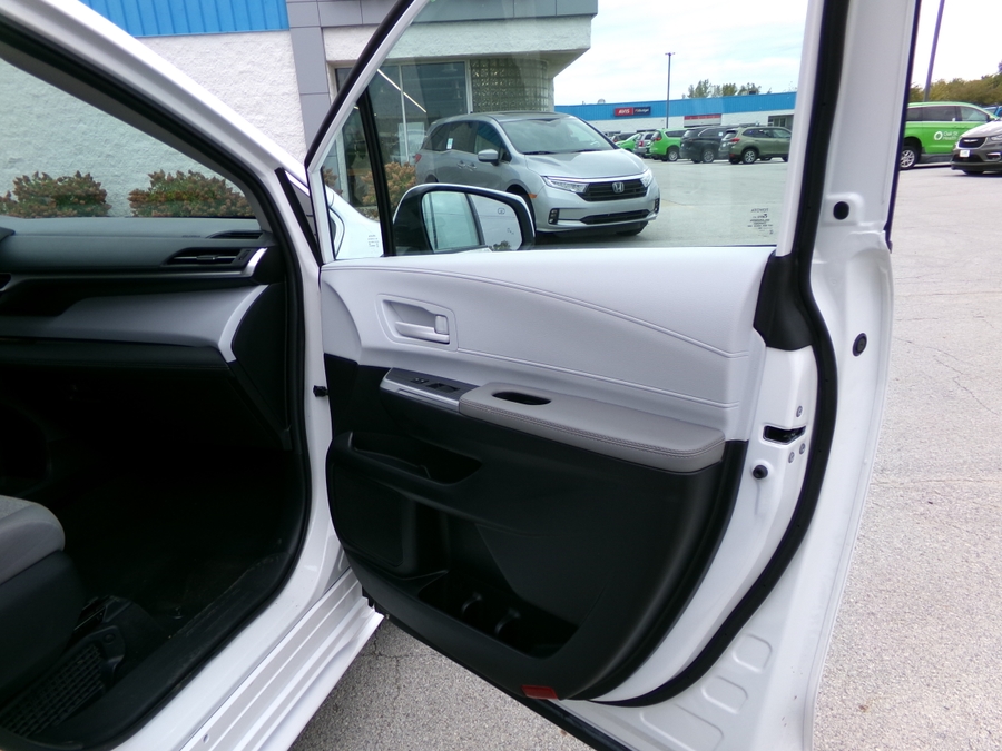 White Toyota Sienna image number 5