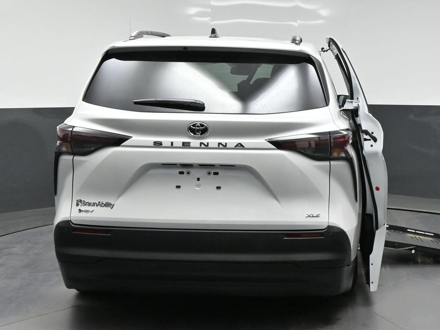 White Toyota Sienna image number 3