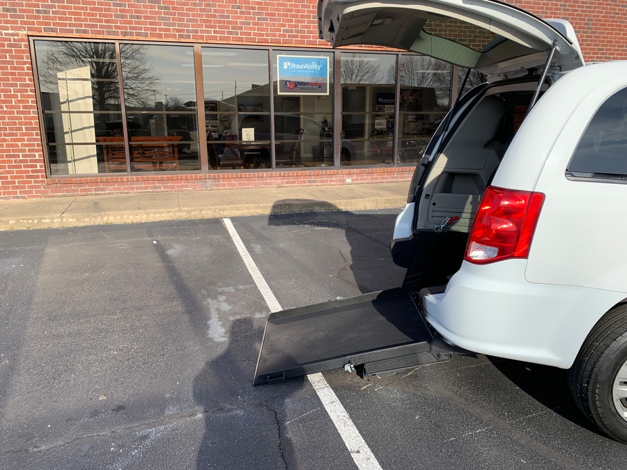 Used 2018 Dodge Grand Caravan SE - International Mobility Rear Entry Entry Fold Out Manual Ramp