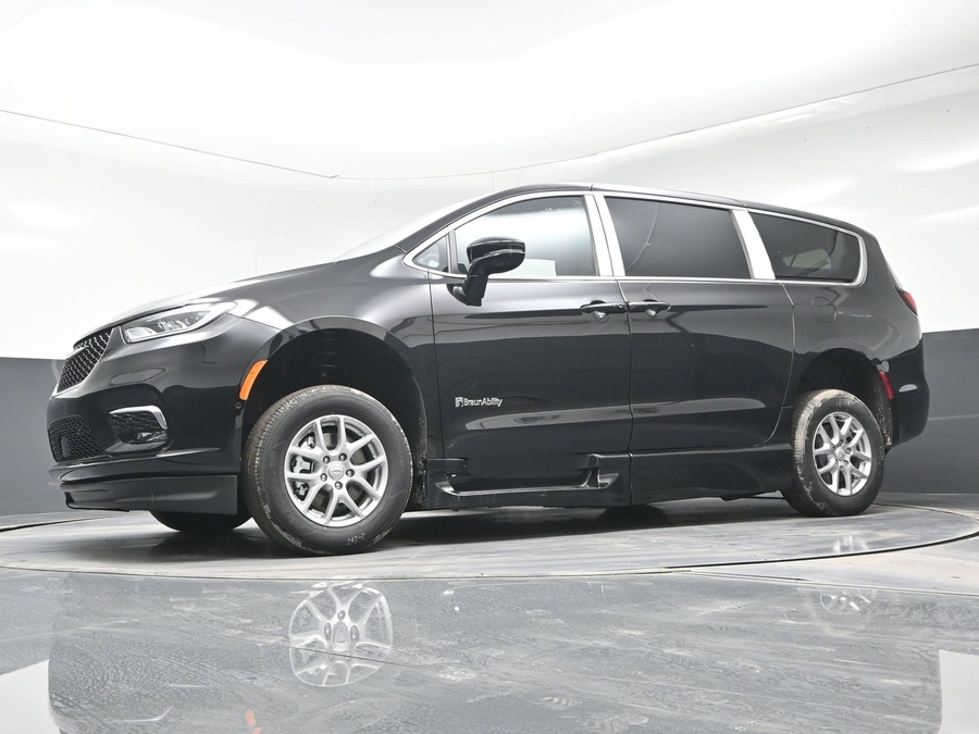 Black Chrysler Pacifica image number 19