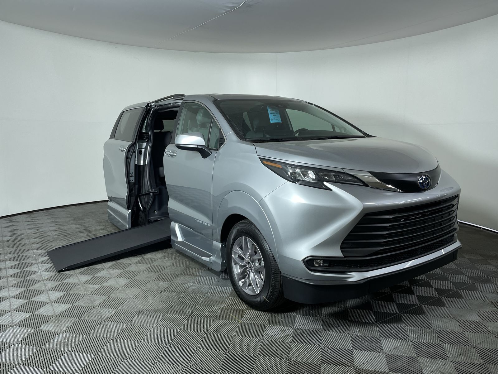 2025 Toyota Sienna AWD XLE Plus