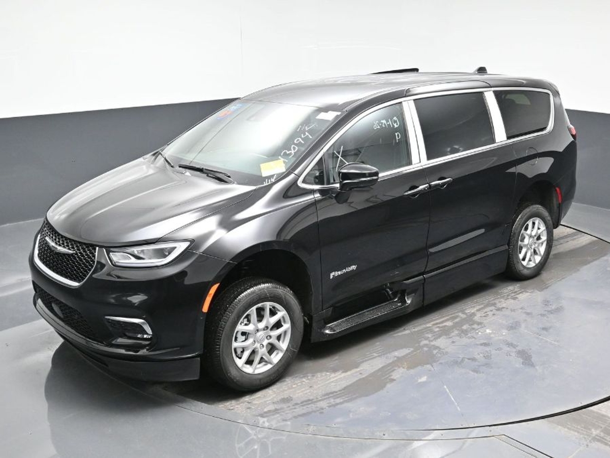 Black Chrysler Pacifica image number 23