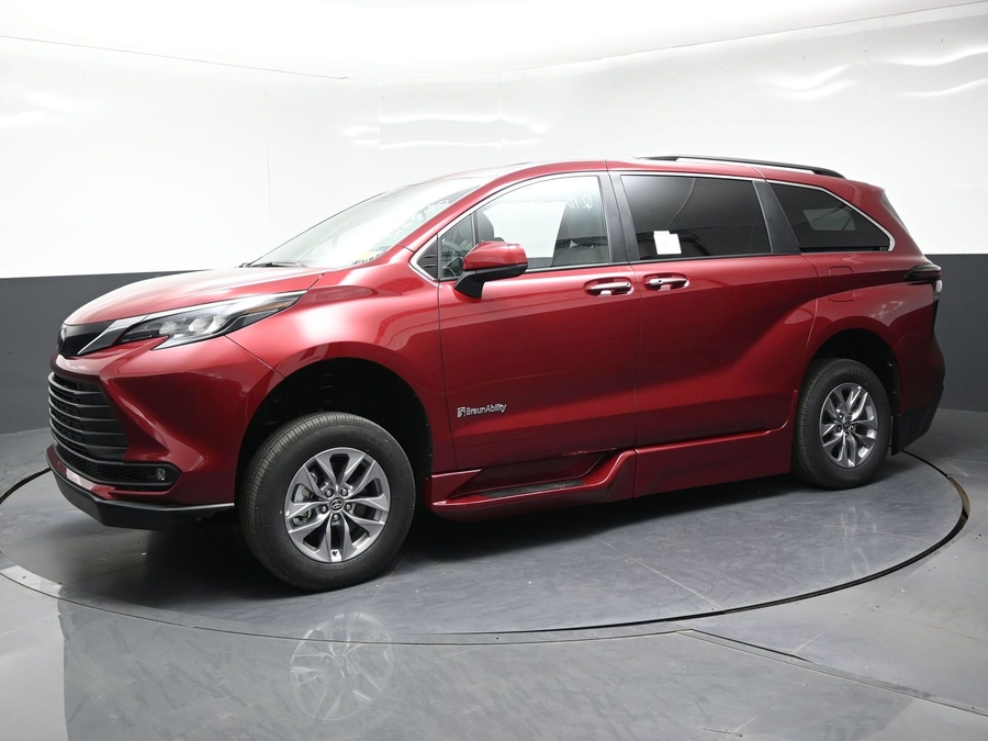 New 2026 Toyota Sienna Hybrid XLE Base - BraunAbility Side Entry In Floor Automatic Ramp