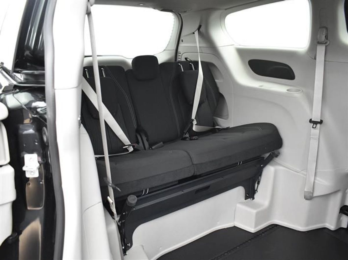 Black Chrysler Voyager image number 15