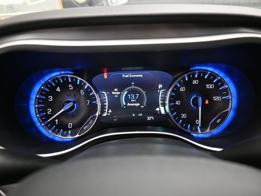 Red Chrysler Voyager image number 15