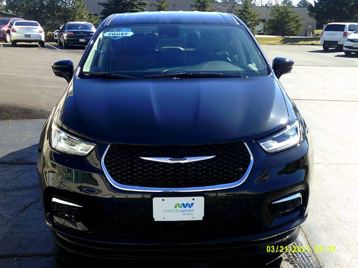 Black Chrysler Pacifica image number 2