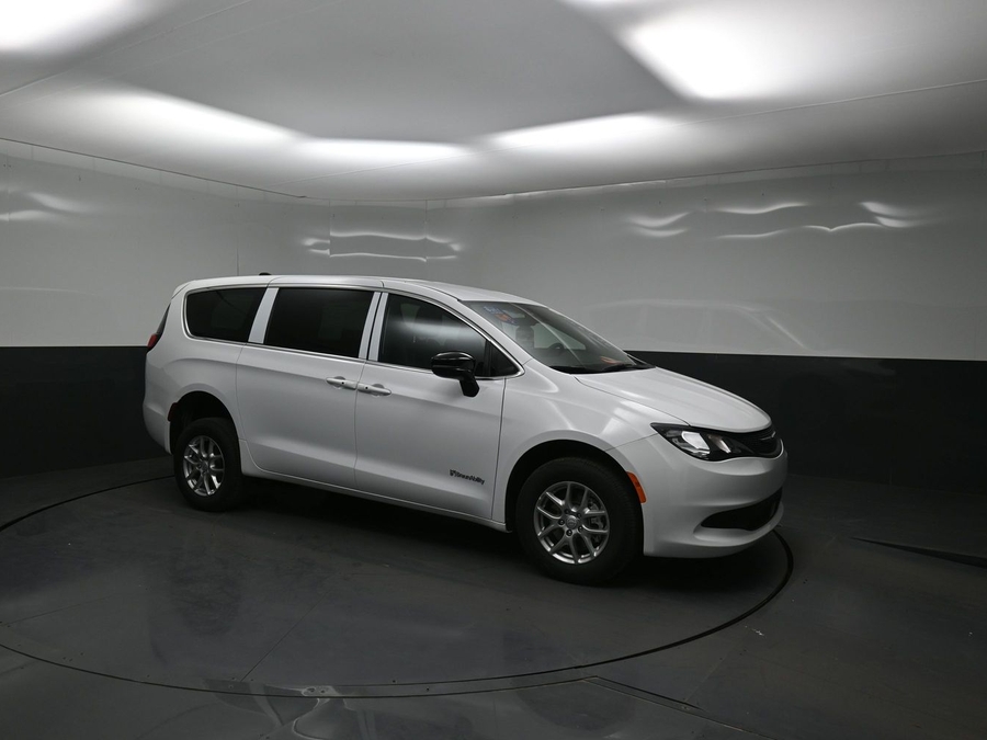 White Chrysler Voyager image number 21