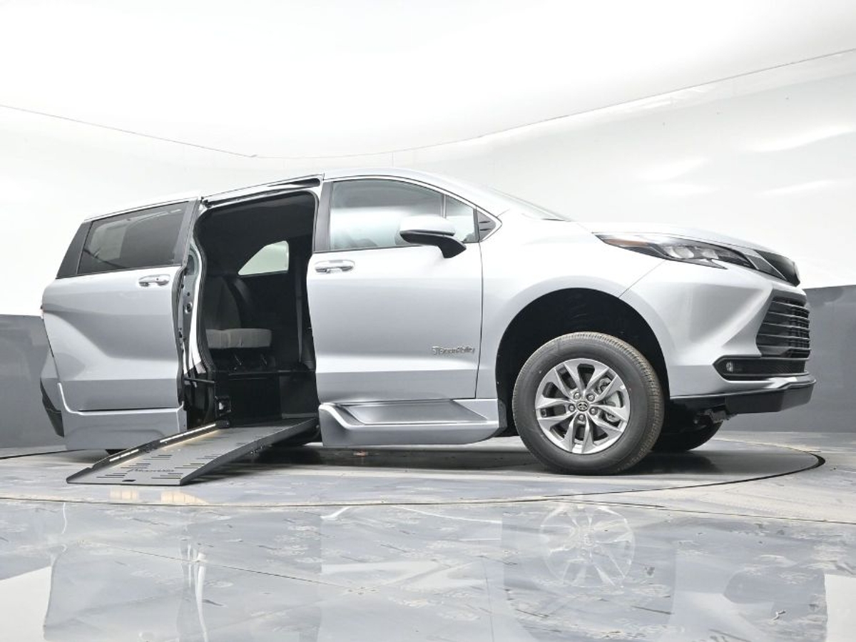 2025 TOYOTA SIENNA - Image 19