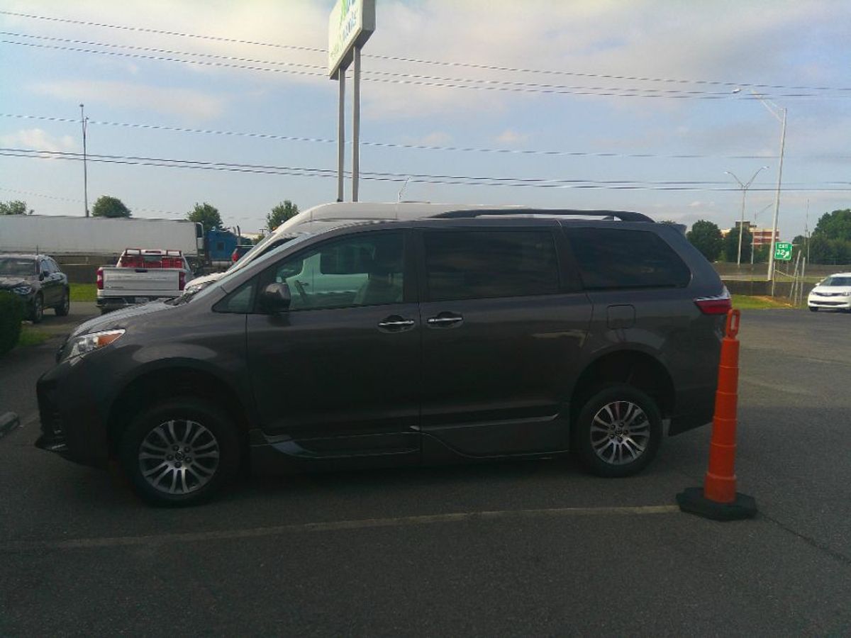 Grey Toyota Sienna image number 4