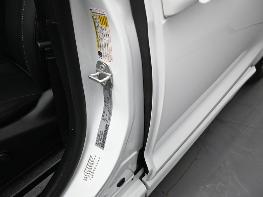 White Chrysler Pacifica image number 16