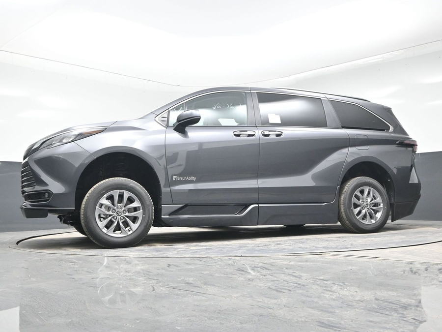 New 2025 Toyota Sienna Hybrid XLE Plus - BraunAbility Side Entry Entry In Floor Automatic Ramp