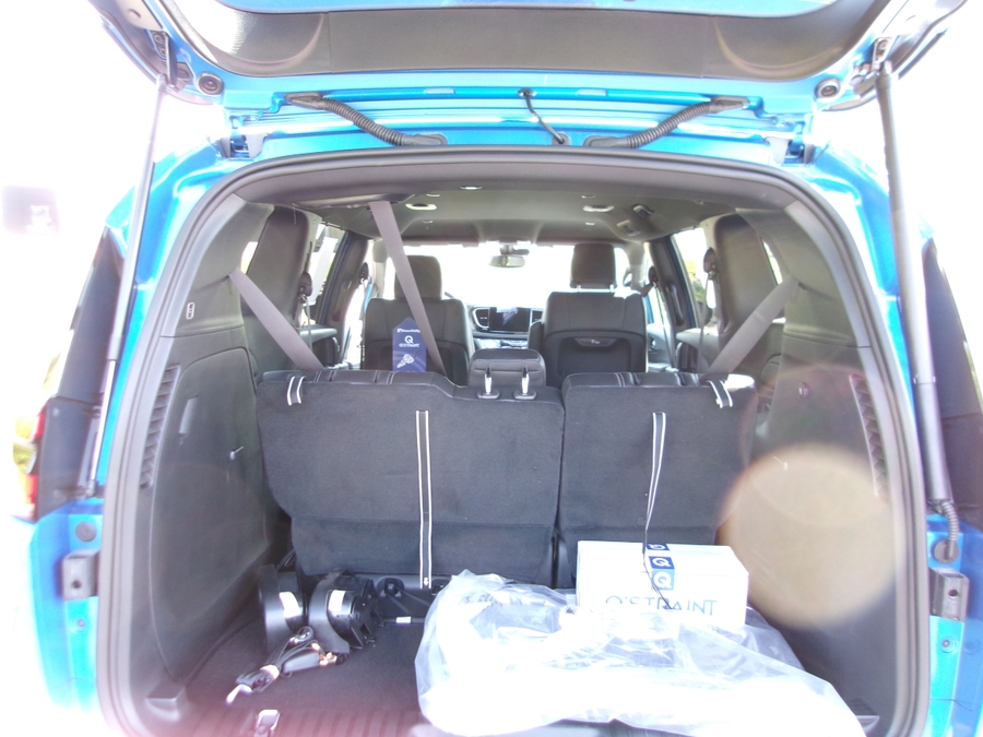 Blue Chrysler Pacifica image number 12