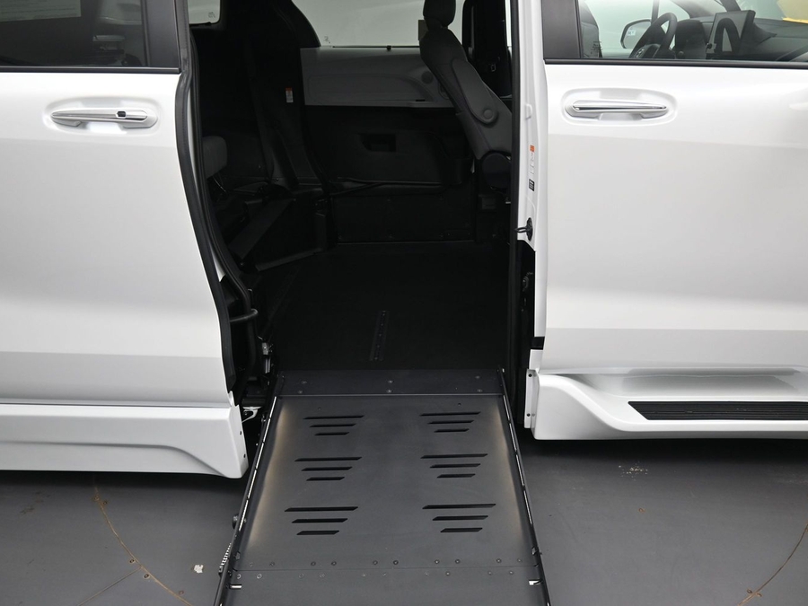 New 2026 Toyota Sienna Hybrid XLE Base - BraunAbility Side Entry Fold Out Automatic Ramp