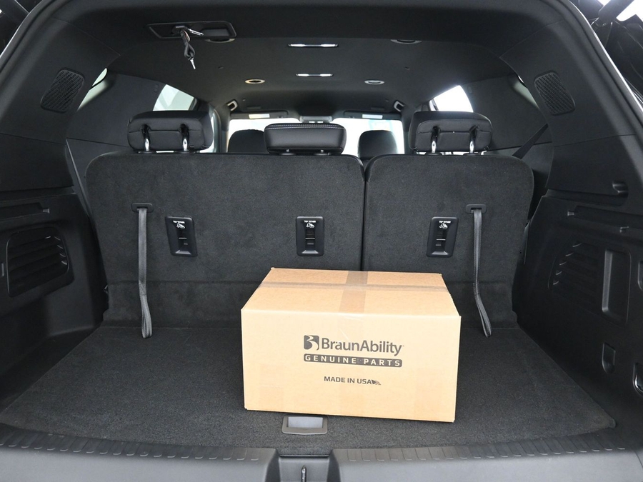 New 2026 Chevrolet Traverse 1LT - BraunAbility Side Entry In Floor Automatic Ramp