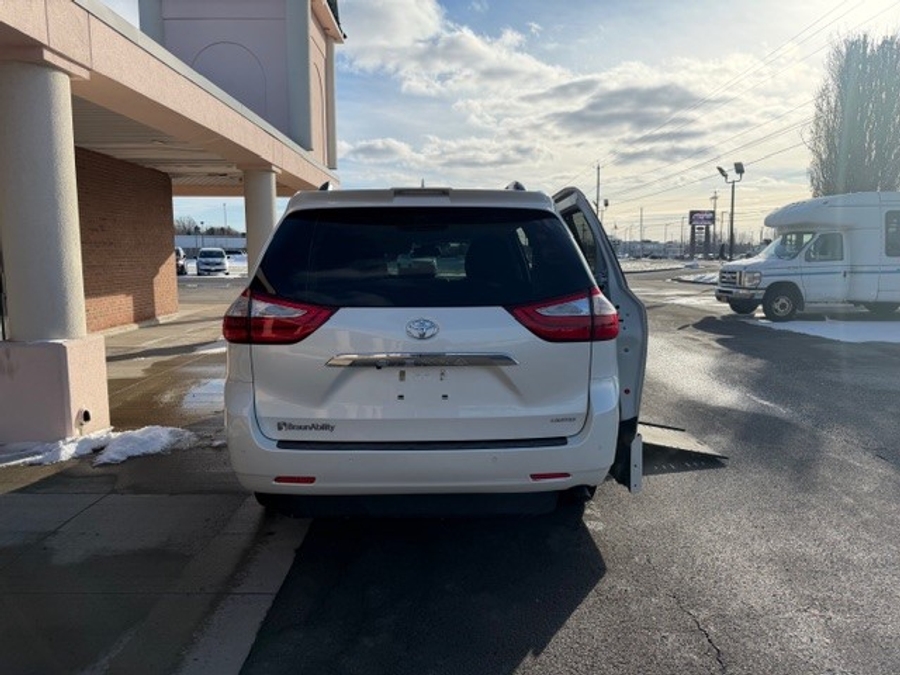Used 2018 Toyota Sienna XLE - BraunAbility Side Entry Entry In Floor Automatic Ramp