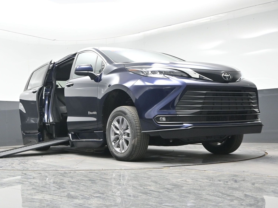 New 2026 Toyota Sienna Hybrid XLE Add - BraunAbility Side Entry Entry In Floor Automatic Ramp