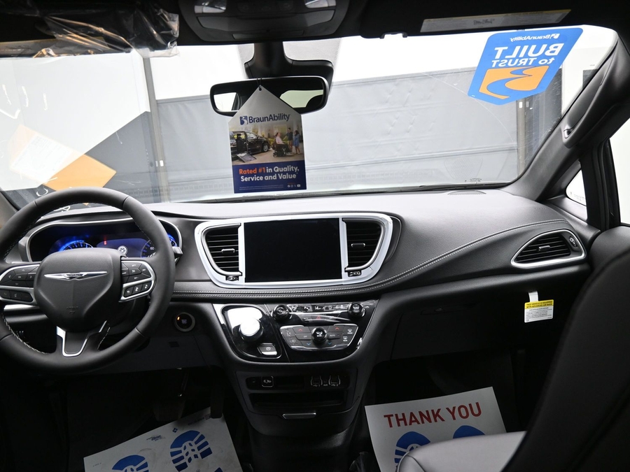 Black Chrysler Pacifica image number 12