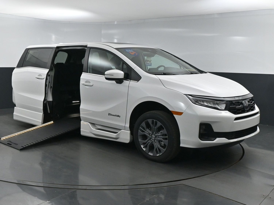 White Honda Odyssey with Side Entry Automatic In Floor ramp