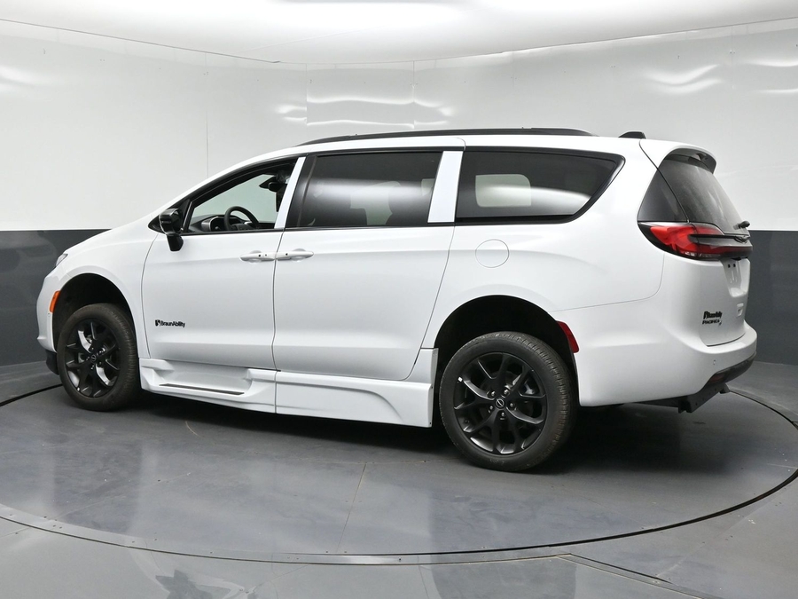 New 2026 Chrysler Pacifica Select Sport - BraunAbility Side Entry Fold Out Automatic Ramp