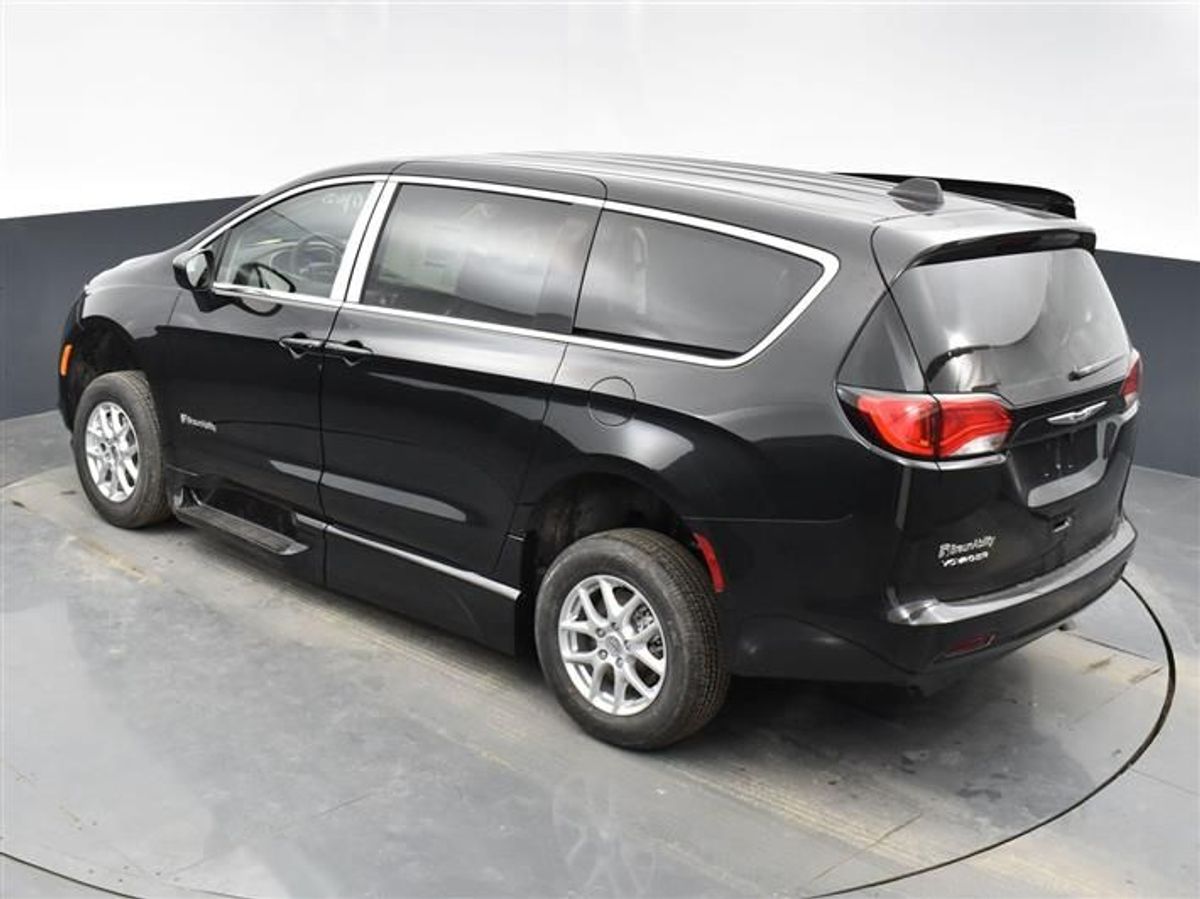 Black Chrysler Voyager image number 4