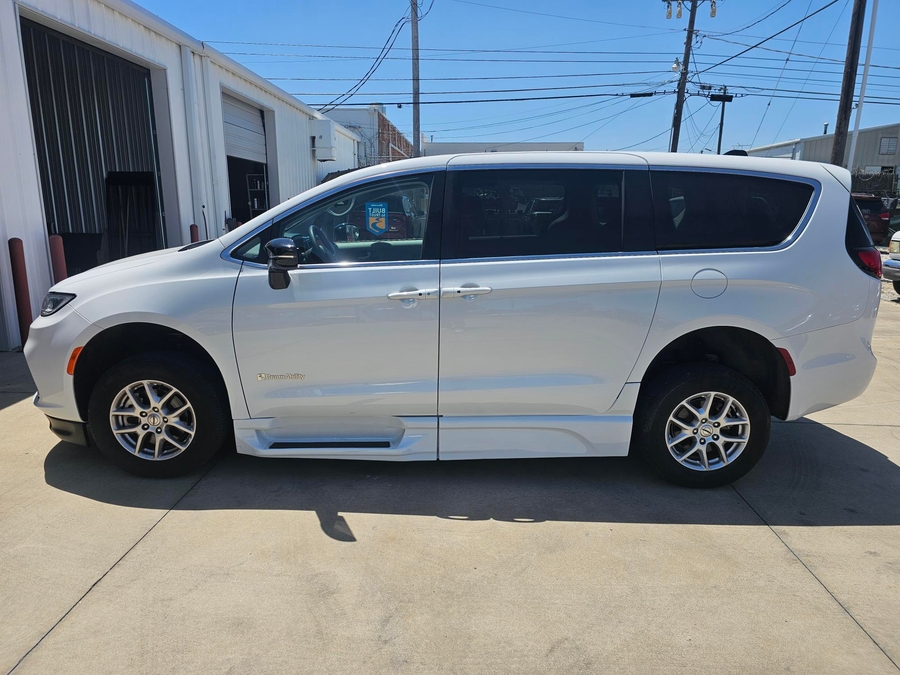 White Chrysler Pacifica image number 10