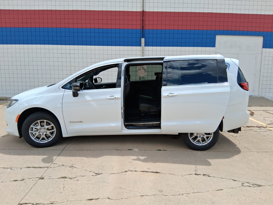 White Chrysler Voyager image number 13