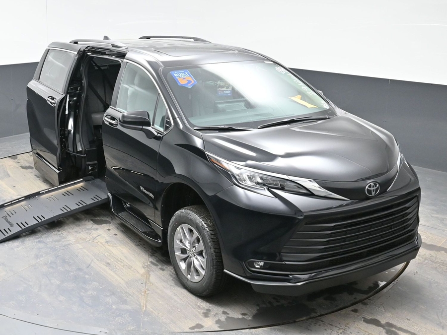 New 2026 Toyota Sienna Hybrid XLE Base - BraunAbility Side Entry Entry Fold Out Automatic Ramp