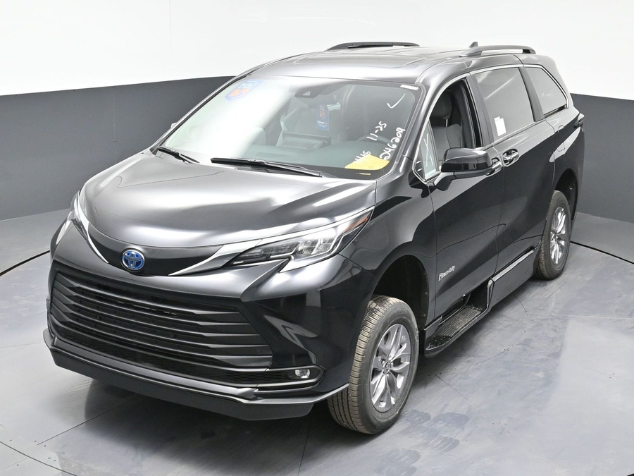 New 2025 Toyota Sienna Hybrid XLE Plus - BraunAbility Side Entry Entry Fold Out Automatic Ramp