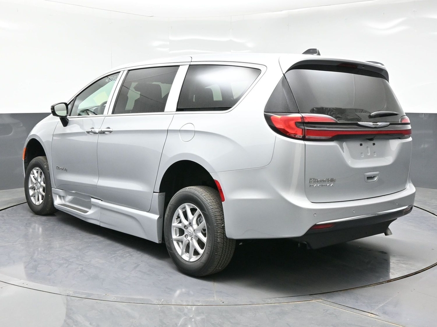 New 2026 Chrysler Pacifica Select Safety - BraunAbility Side Entry Entry Fold Out Automatic Ramp