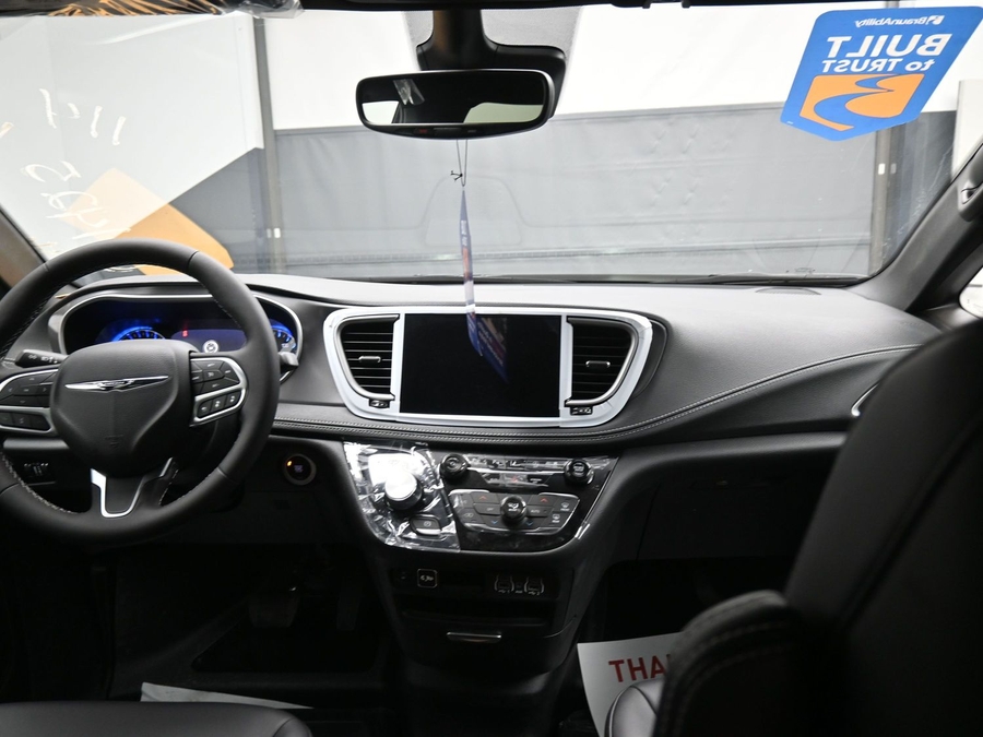 Black Chrysler Pacifica image number 12