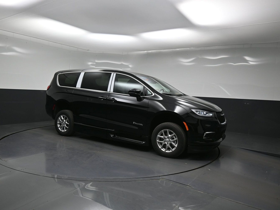 Black Chrysler Pacifica image number 14