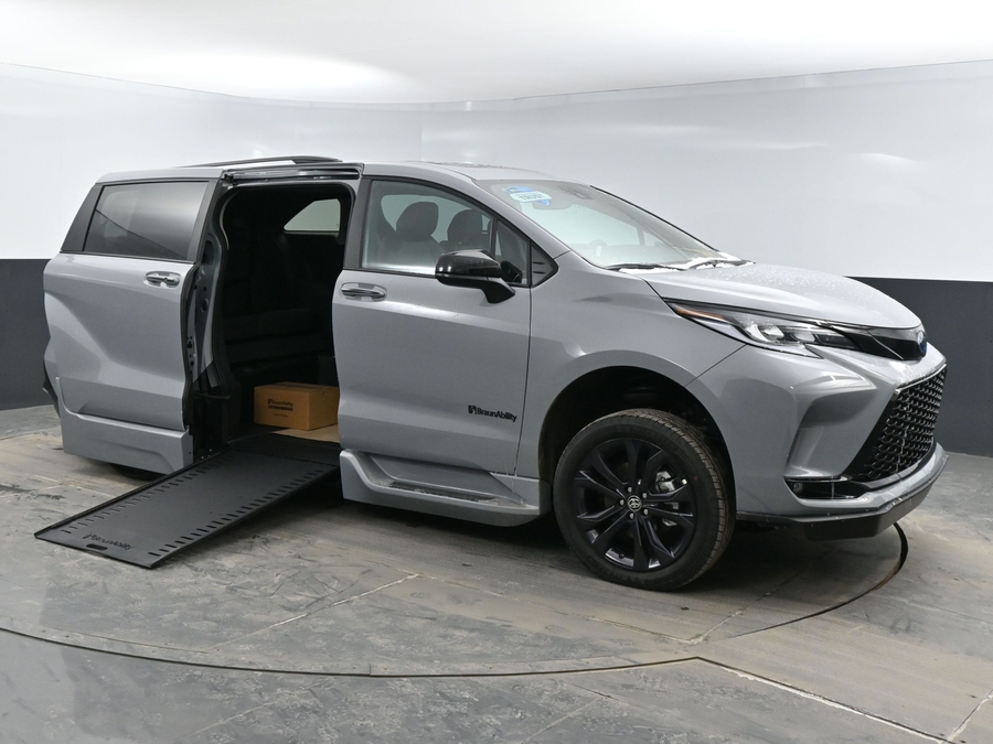 2025 Toyota Sienna XSE's photo