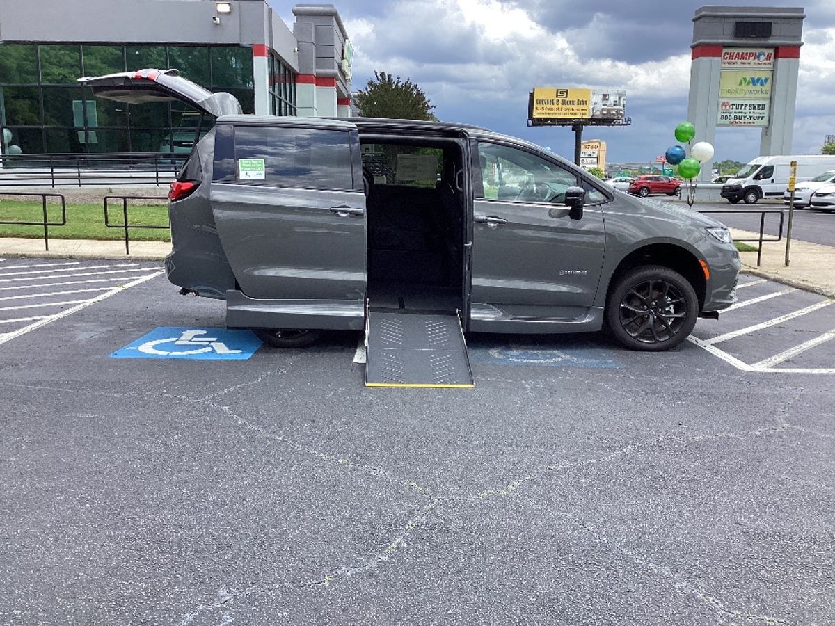 2024 Chrysler Pacifica Touring L's photo