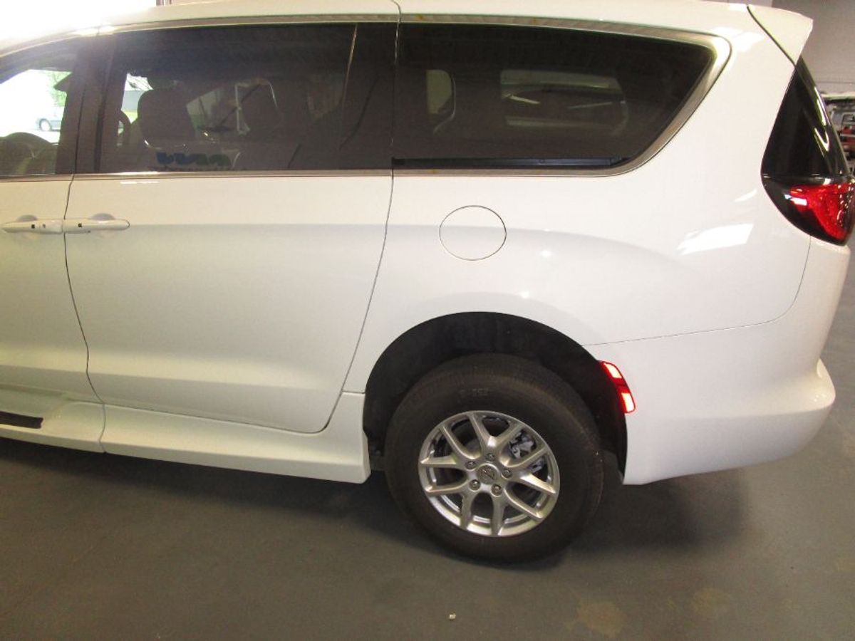 White Chrysler Voyager image number 5