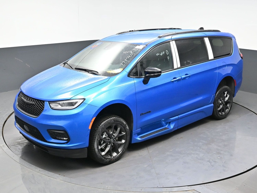 New 2026 Chrysler Pacifica Select Plus - BraunAbility Side Entry Entry Fold Out Automatic Ramp