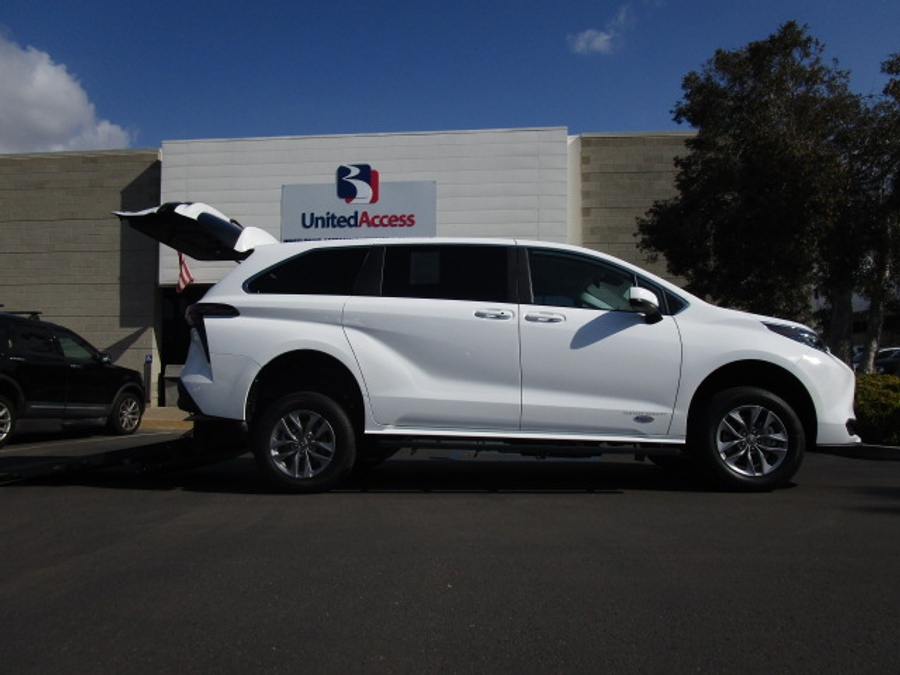 Used 2024 Toyota Sienna Hybrid LE - Vantage Mobility Commercial Rear Entry Entry Fold Out Manual Ramp