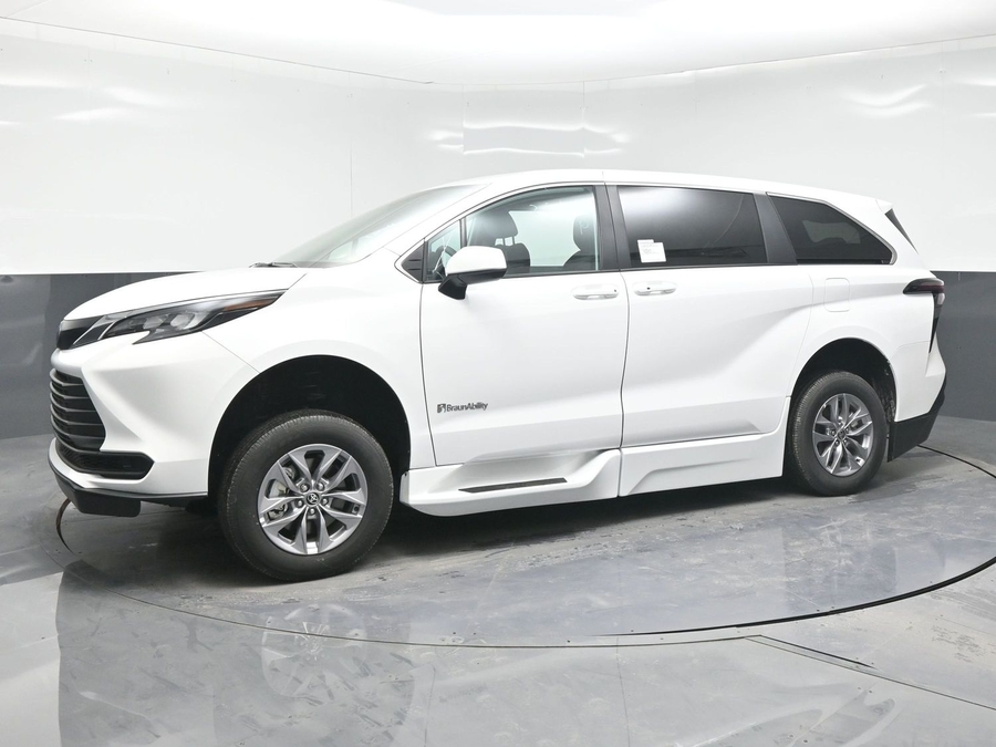 New 2025 Toyota Sienna Hybrid LE - BraunAbility Side Entry Entry Fold Out Automatic Ramp